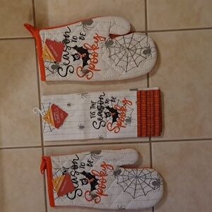Halloween Oven Mitt and Towel  Set